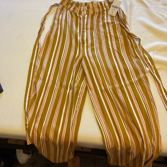 Balloon pants. Brand new with tag from Forever 21. - Picture 3 of 5